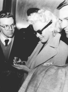 Marilyn sings autographs for fans.