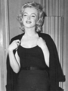 Marilyn gives a press conference after Arthur Miller announced their intention to marry.